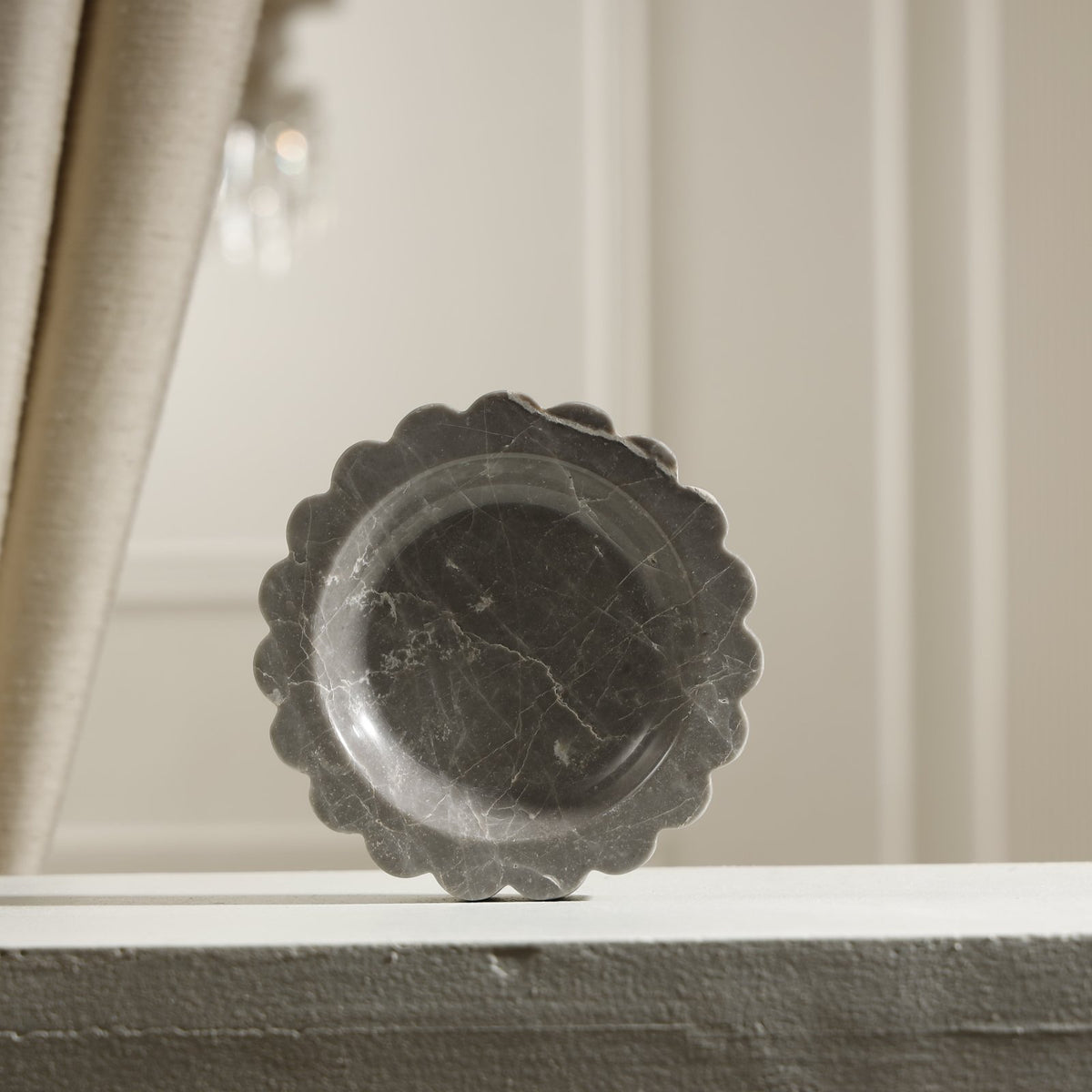 Azure Scalloped Marble Dish – Small – 13 cm / Sezgin Grey