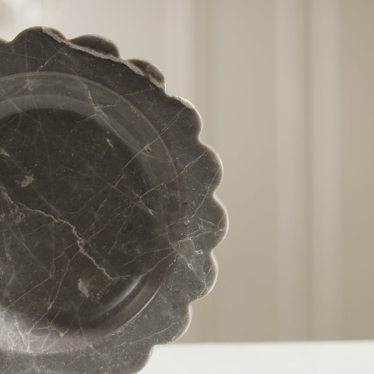 Azure Scalloped Marble Dish – Small – 13 cm / Sezgin Grey