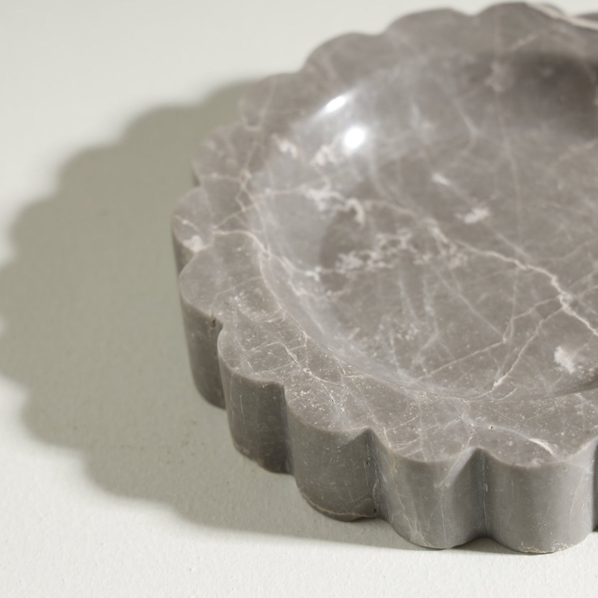 Azure Scalloped Marble Dish – Small – 13 cm / Sezgin Grey