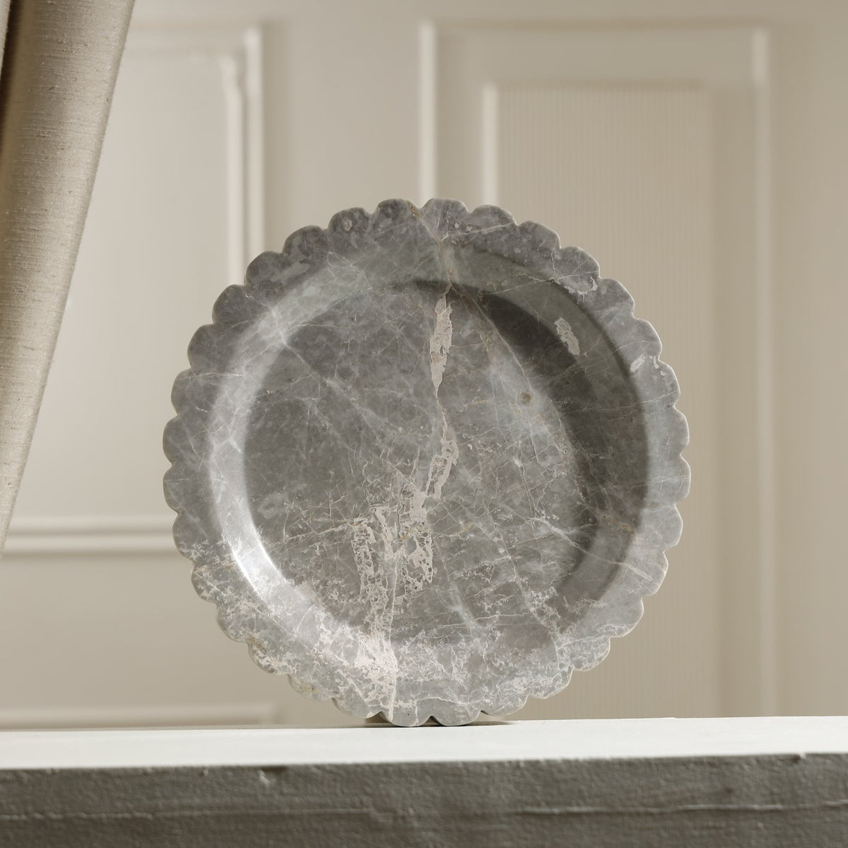 Azure Scalloped Marble Dish – Large – 25 cm / Sezgin Grey