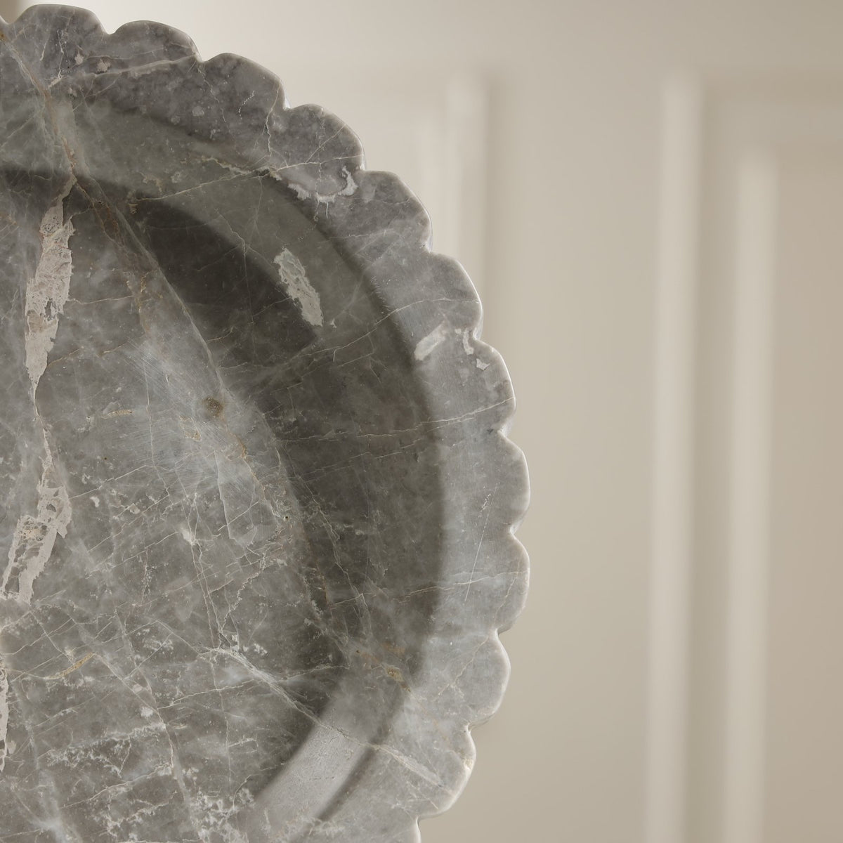 Azure Scalloped Marble Dish – Large – 25 cm / Sezgin Grey