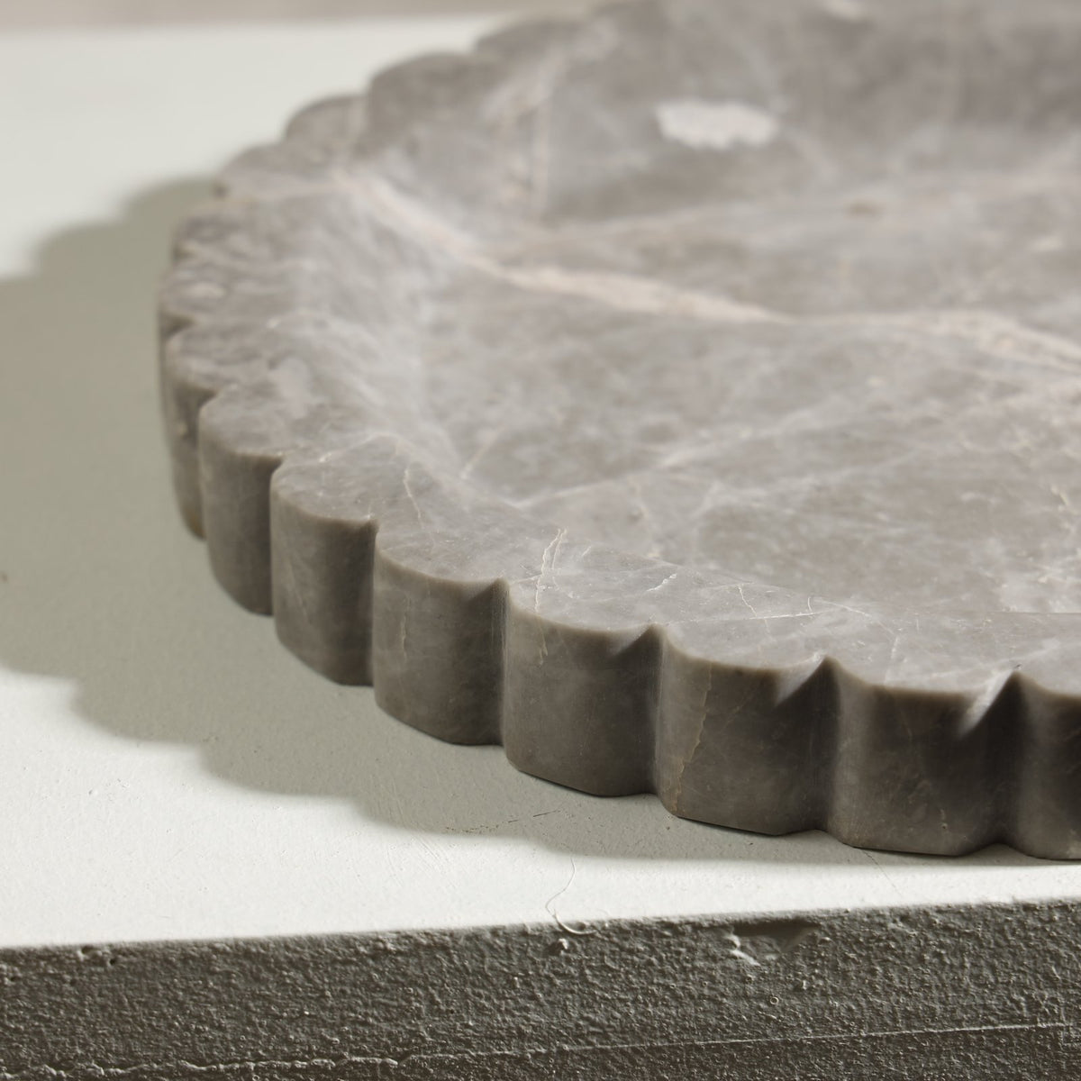 Azure Scalloped Marble Dish – Large – 25 cm / Sezgin Grey