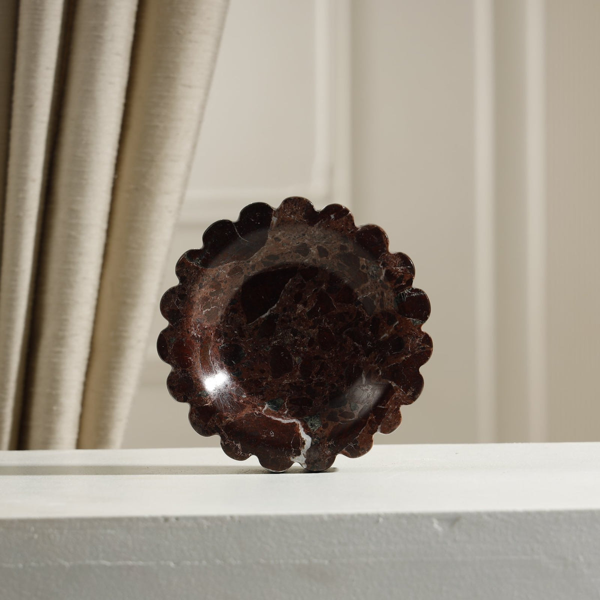 Azure Scalloped Marble Dish – Small – 13 cm / Rosso Levanto