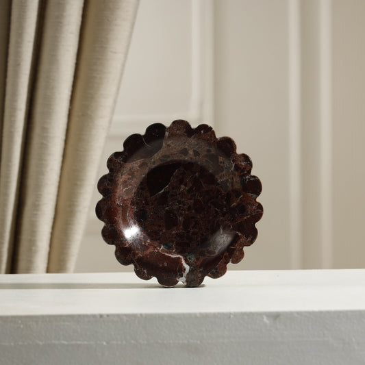 Azure Scalloped Marble Dish – Small – 13 cm / Rosso Levanto