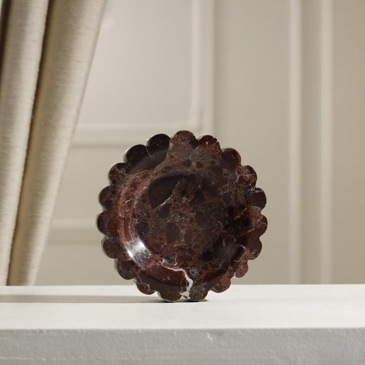Azure Scalloped Marble Dish – Small – 13 cm / Rosso Levanto