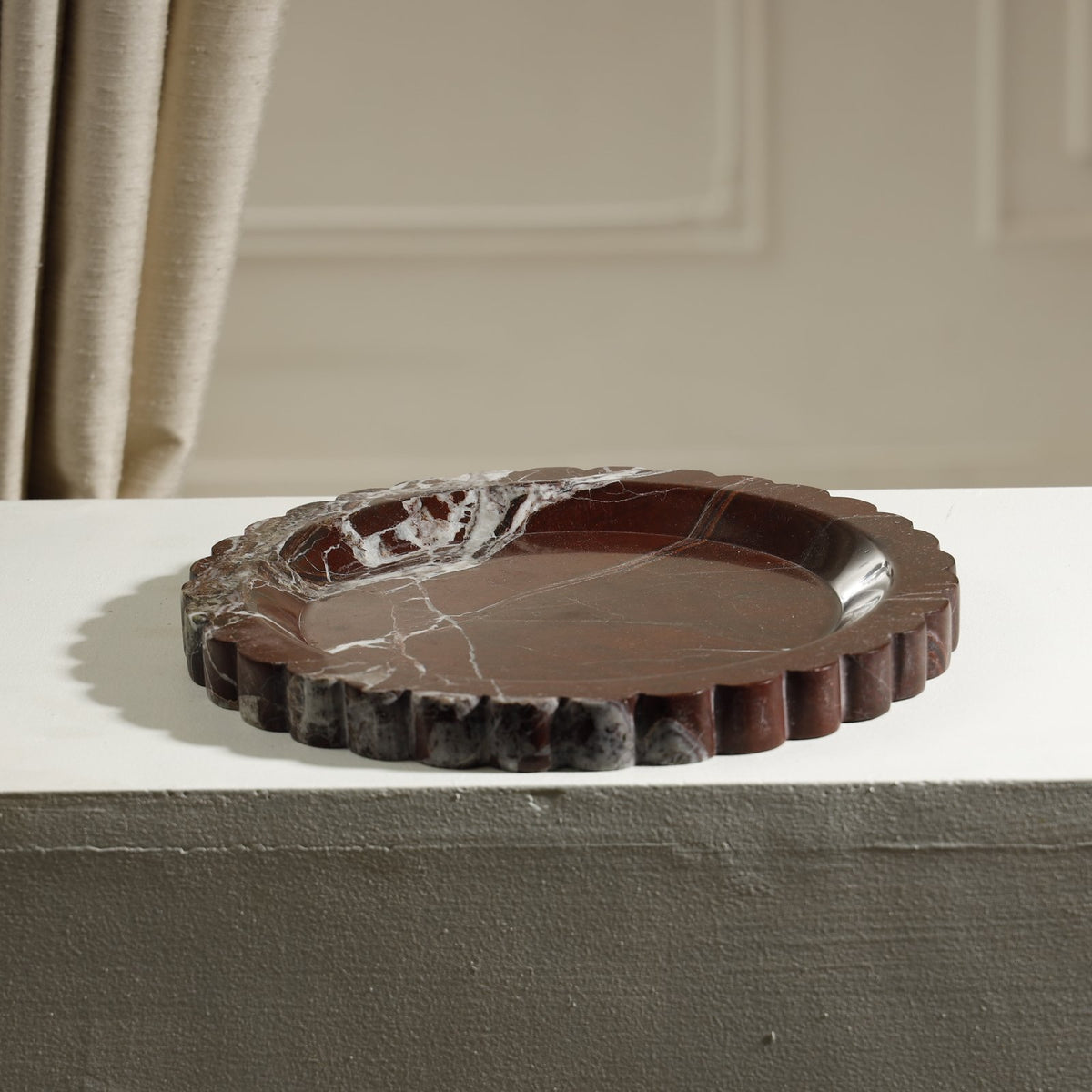 Azure Scalloped Marble Dish – Large – 25 cm / Rosso Levanto