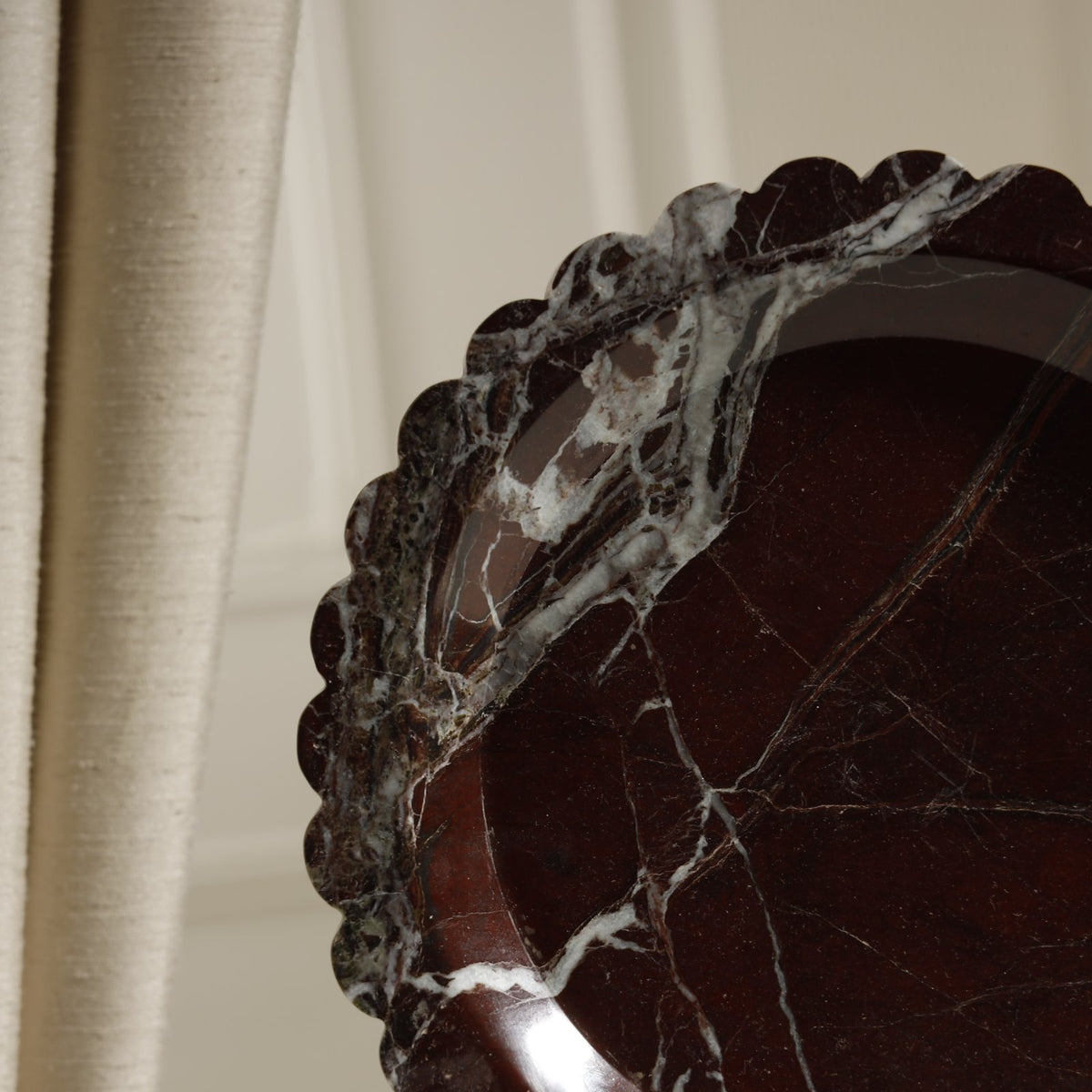 Azure Scalloped Marble Dish – Large – 25 cm / Rosso Levanto