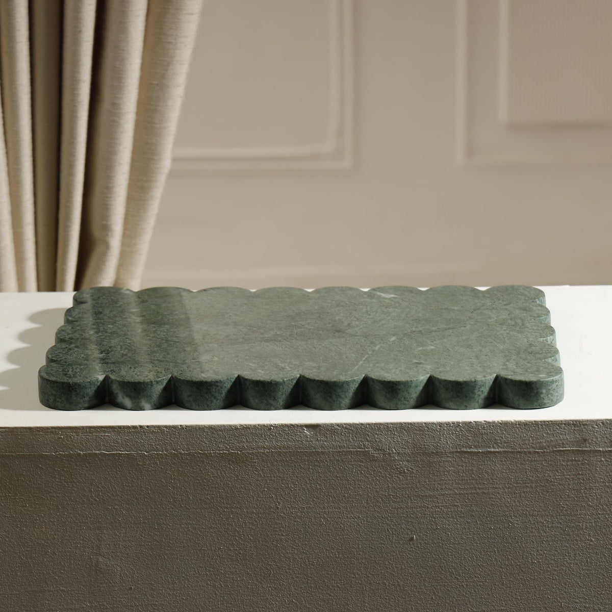 Figaro Scalloped Marble Platter – Verde Guatemala