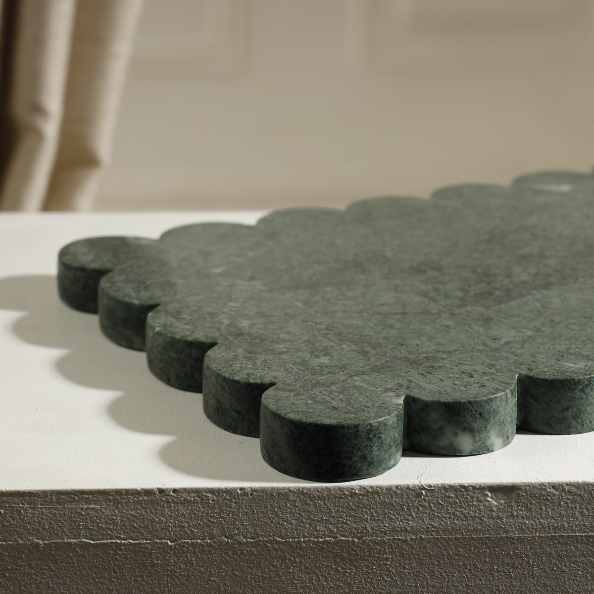 Figaro Scalloped Marble Platter – Verde Guatemala