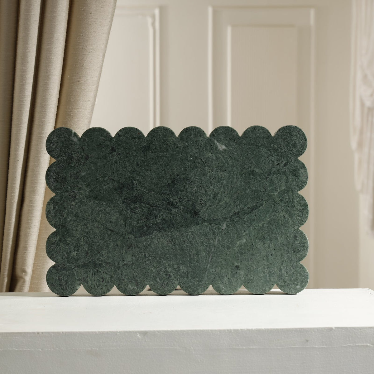 Figaro Scalloped Marble Platter – Verde Guatemala